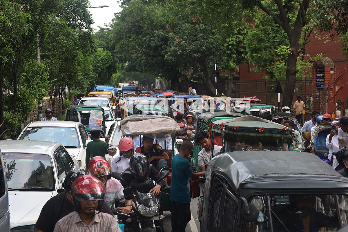 কার্জন হলের সামনের সড়ক